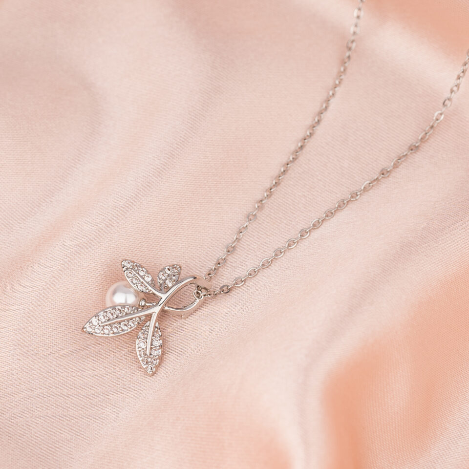 Silver Winters Tale Leaf Pendant Necklace